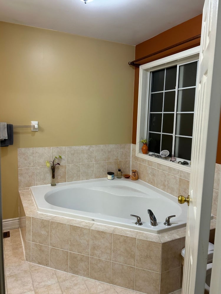 Brampton Retreat Quiet 2BR Residential Area