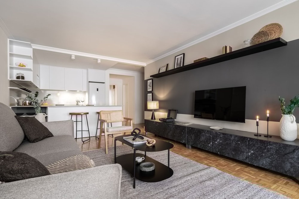 Movida - 2 Bedroom and Pool in Chamber