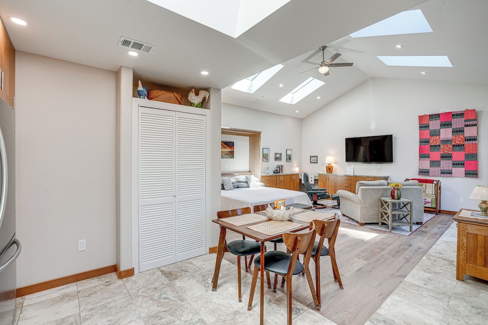 Alameda Studio w/ Patio: 3 Mi to Oakland Coliseum!