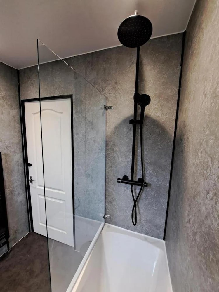 Renfrew Apartment Near Glasgow Airport