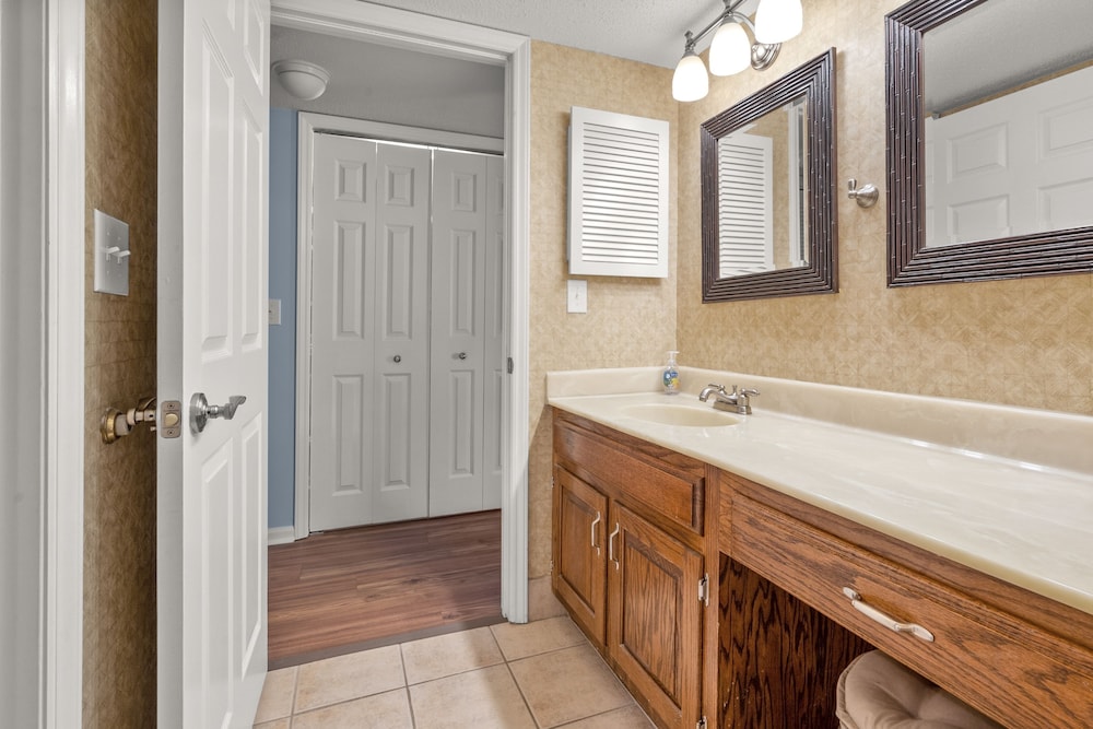 Tilghman Lakes P1 3 Bedroom Condo by Redawning view 3