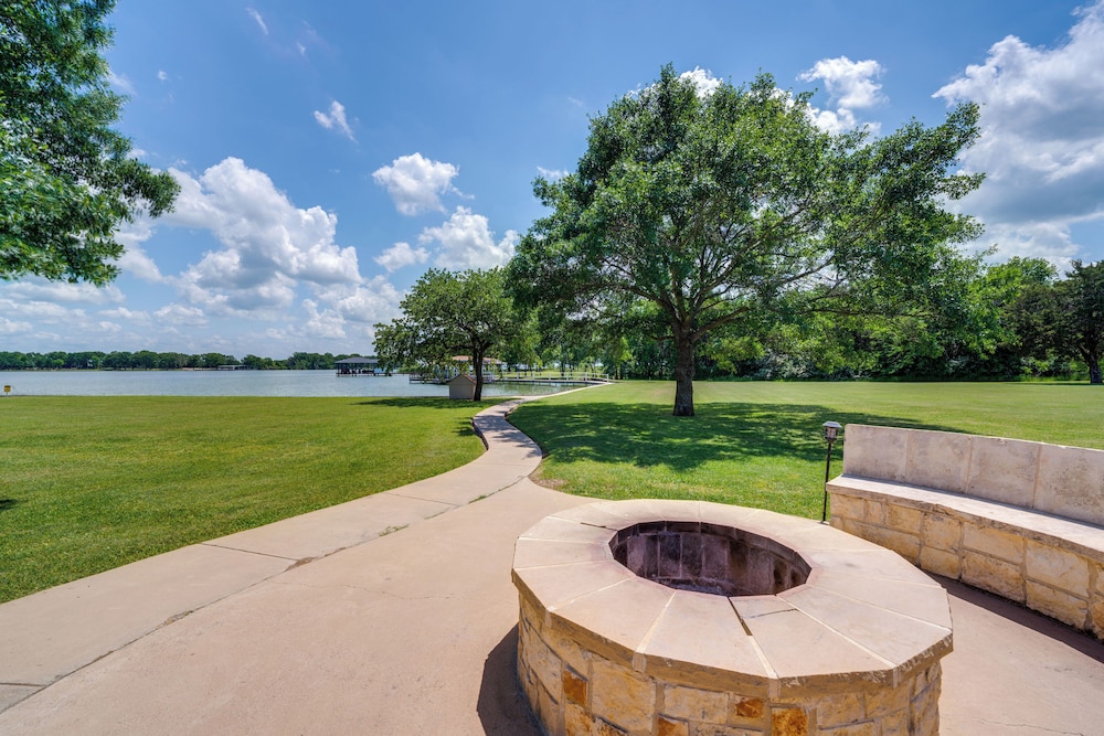 Sunrise Cove RC Llc: Lakefront Home w/ 2 Casitas!