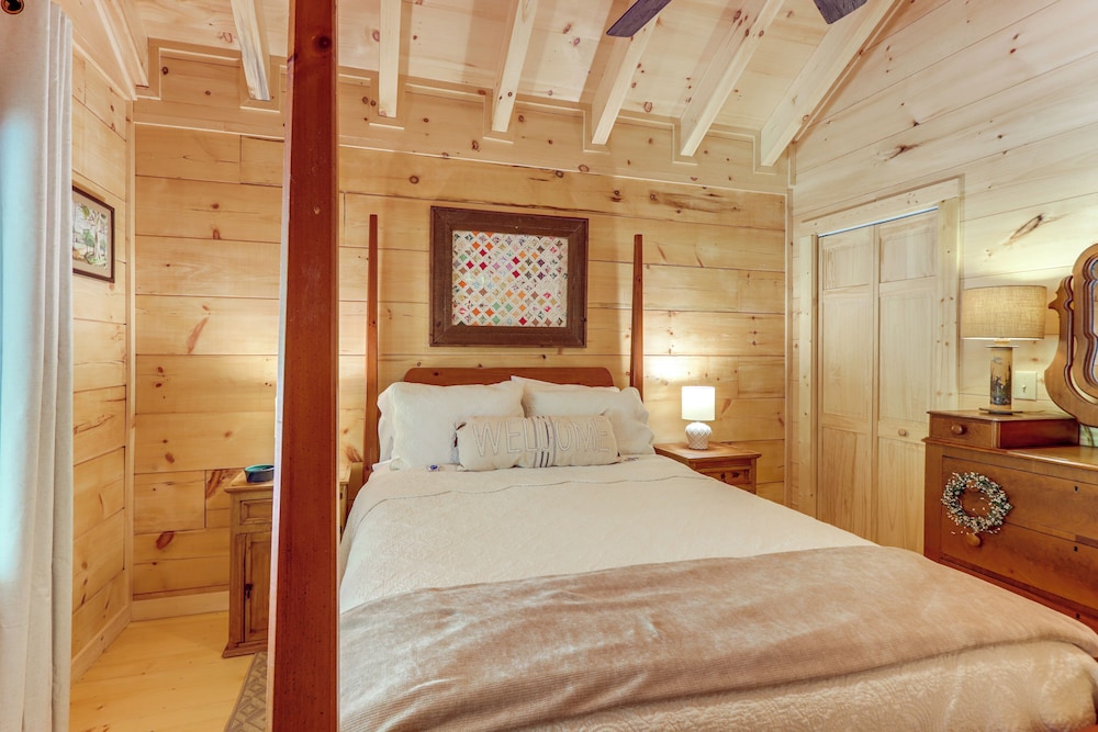 4 Mi to Fall Branch Falls: Peaceful Cabin w/ Deck