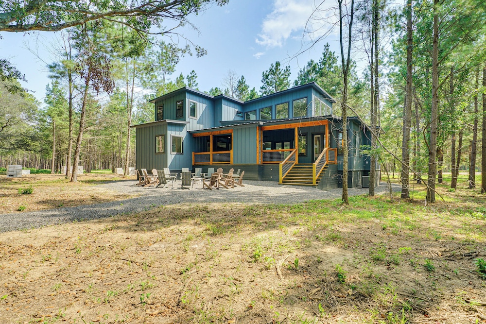 Deluxe Riverfront Cabin in Broken Bow w/ Hot Tub! view 5