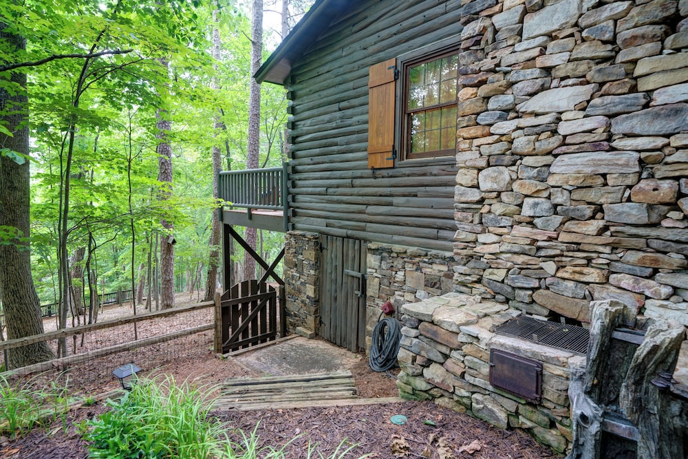 The Guest House Historic Cabin in Big Canoe