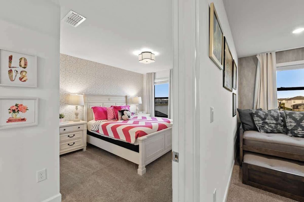 Luxury Decor 6BR at Storey Lake Sleeps 16