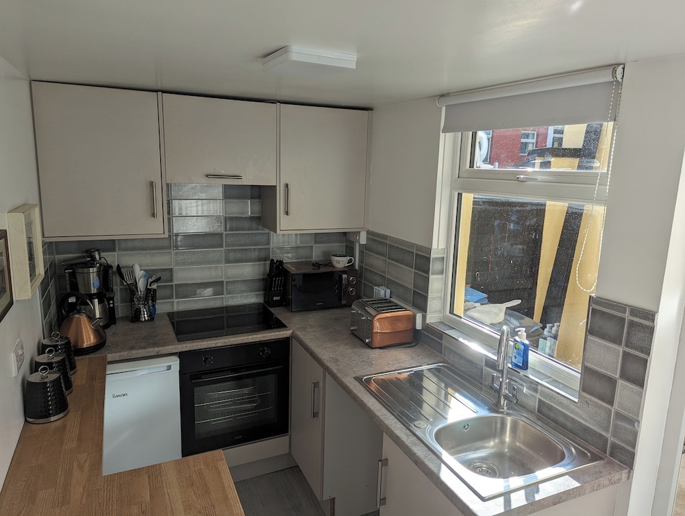 Fantastic Location to Ebrington Sq and City Centre view 5