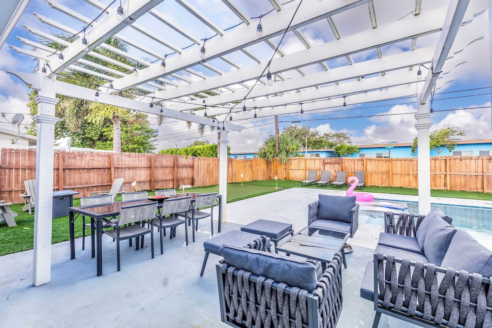 Pool, Hot Tub & Putting Green Near Deerfield Beach Oasis on Fourth by Avantstay