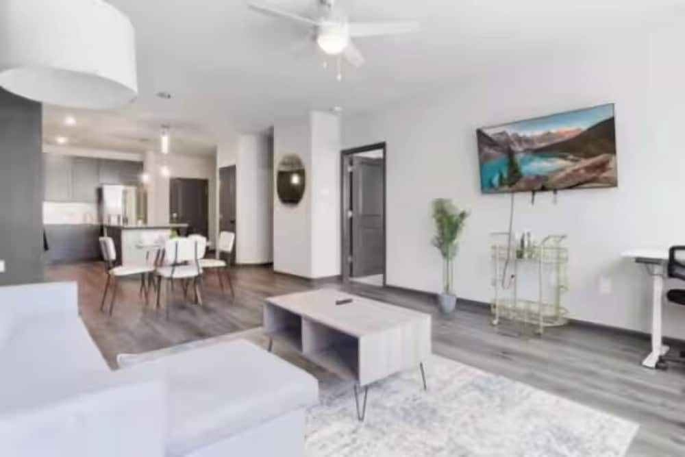Luxe King 2BR Suite in North Raleigh