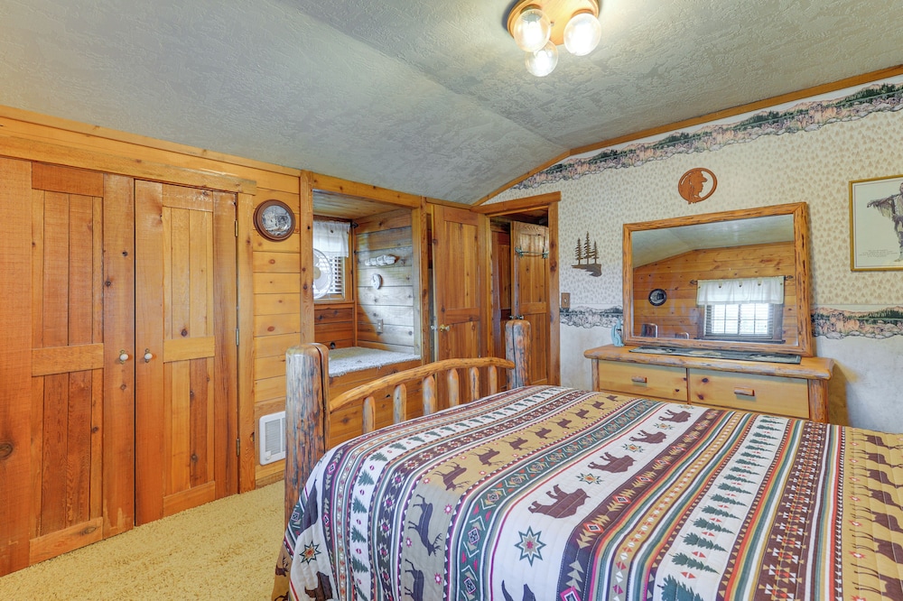 Stunning Mountain Views: Spacious Cabin in Dubois!