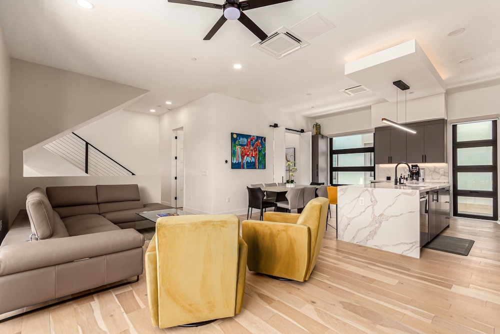 Papago Lux Townhouse 4level Oasis w Rooftop Lounge