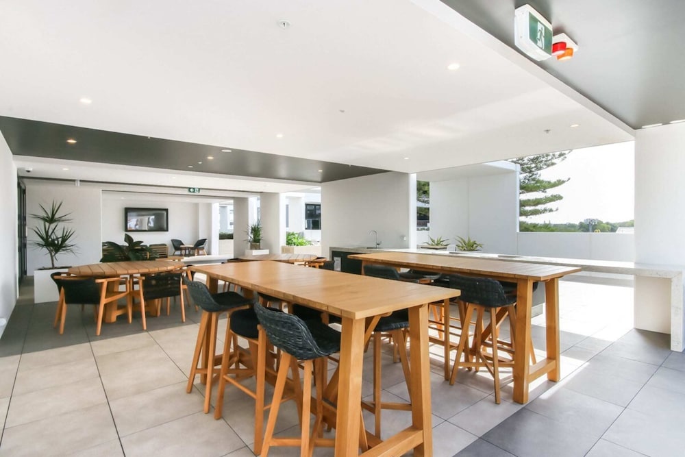 Luxurious 2 Bedroom Brand New Apartment With Amazing Hinterland Views view 3