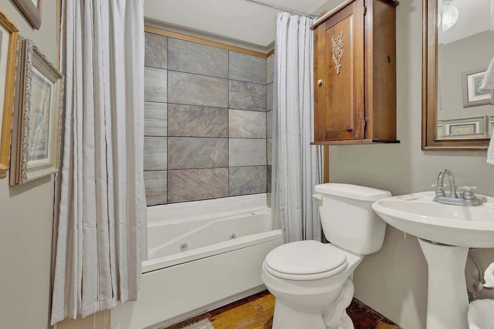East Suite in Gillespie House -steps to Main Street!