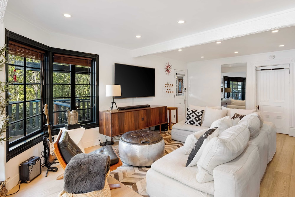 Chic LA Hideaway w/ Soaking Tub, Firepit Lounge & Tranquil Backyard