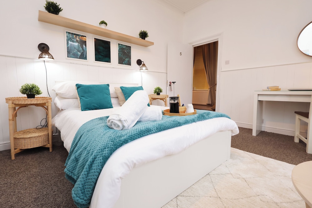 Cardiff Guesthouse & On-Street Parking