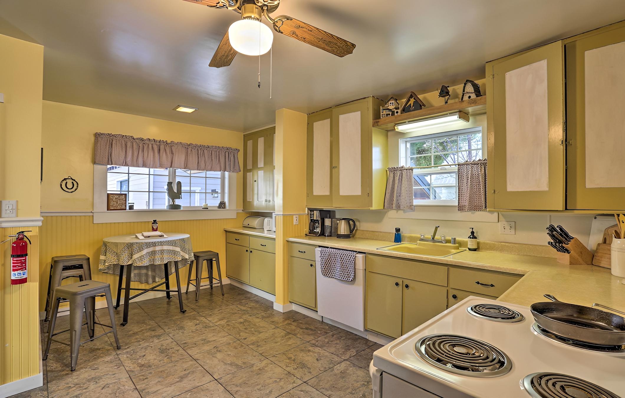 Downtown Cabin < 10 Miles to Mt Shasta Ski Park! view 5