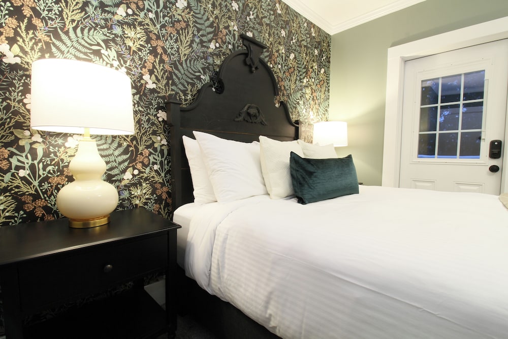 The Aurora Inn & Cottages