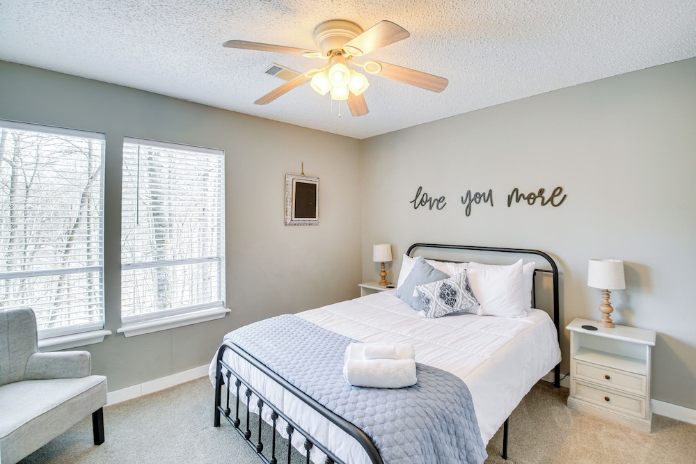 Walk to Lake & Pool: Hot Springs Village Getaway