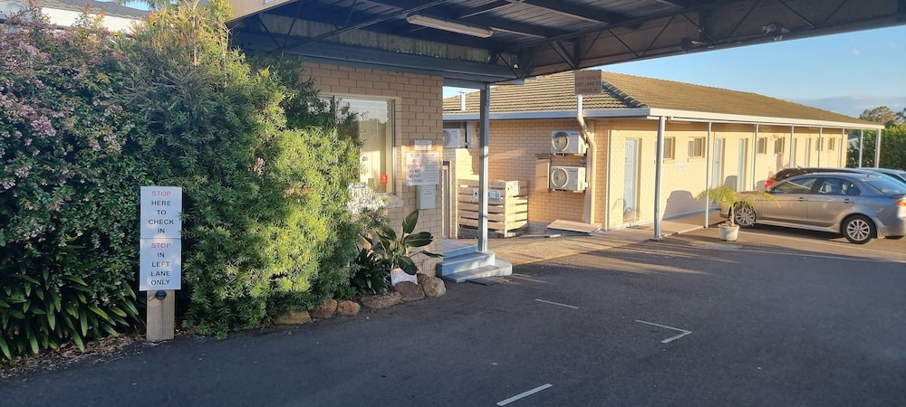 Mollymook Ocean View Motel - Welcoming Guests 18 Years and Older