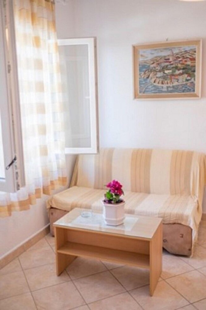 Apartment and Rooms Luka
