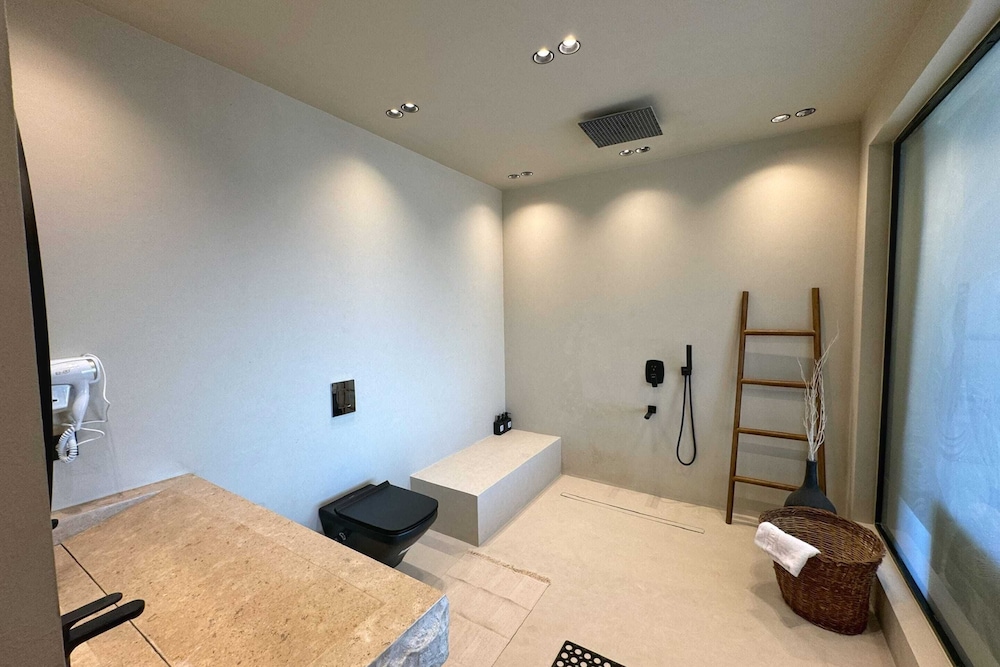 The 2 BDR Pyramids Vista w/ Bathtub