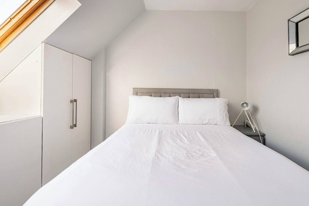 Stunning 5 Bedroom Large Apartment With Parking view 4