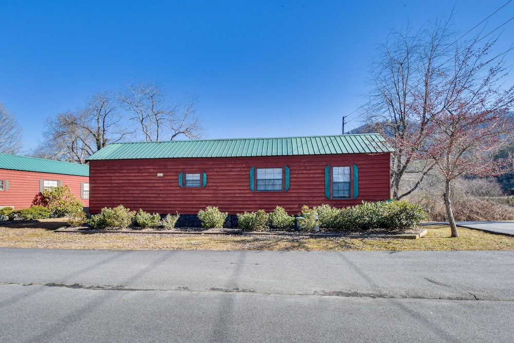 Cozy Dillard Cabin w/ Mountain Views & Pool Access view 3