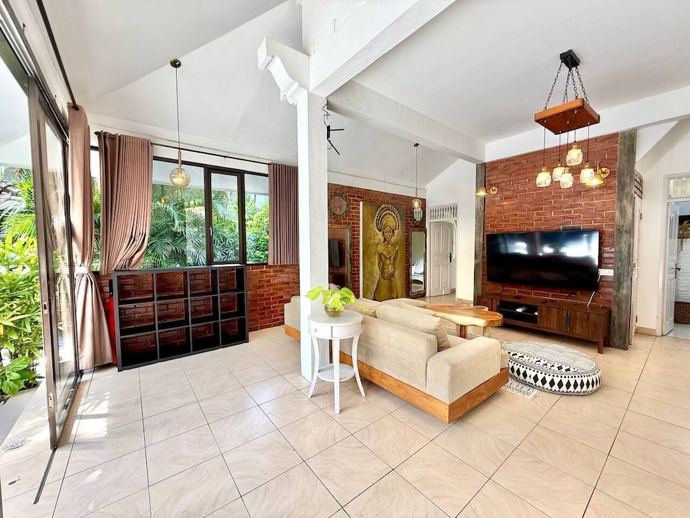 Villa White Orchid