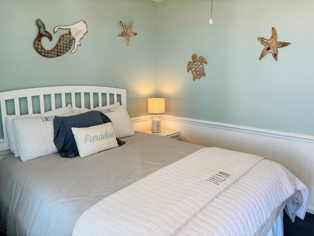 Nothin But Nett 5 Bedroom Home by RedAwning view 3