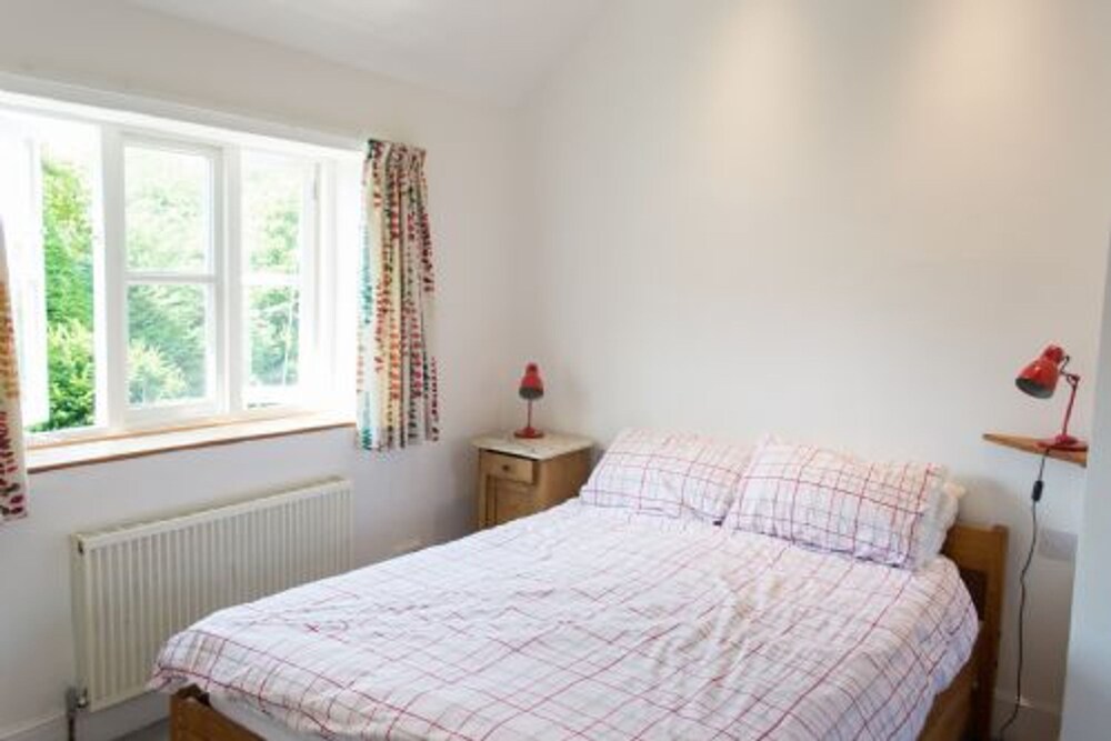 Host Stay Marlpit Cottage