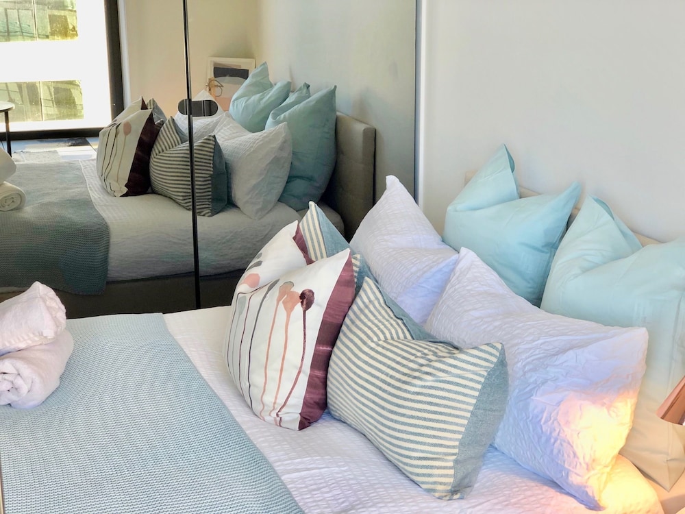 Deluxe and Brand New Lakeside Apartment