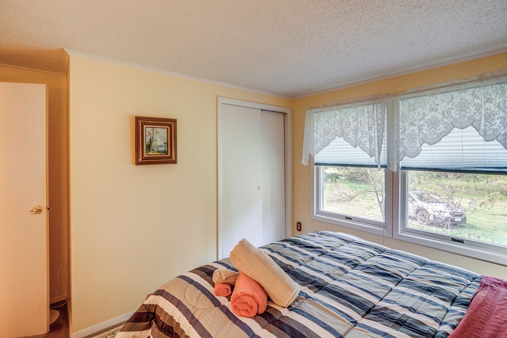 Quiet All-season Creekside Escape in Upstate!
