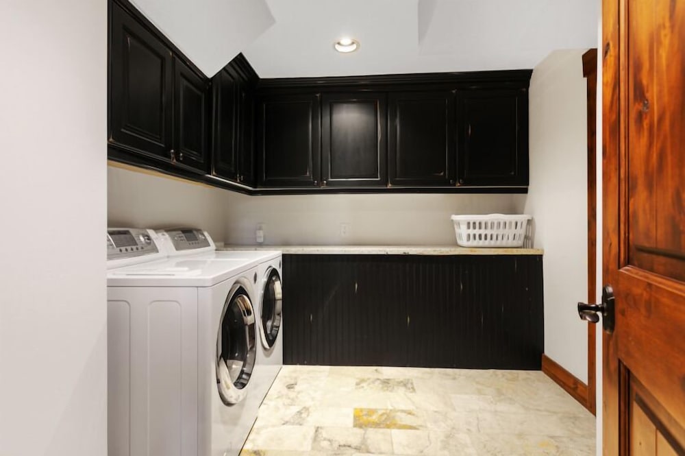 2540 Queen Esther Dr - 5 Bedroom Home with Spa 5 Home