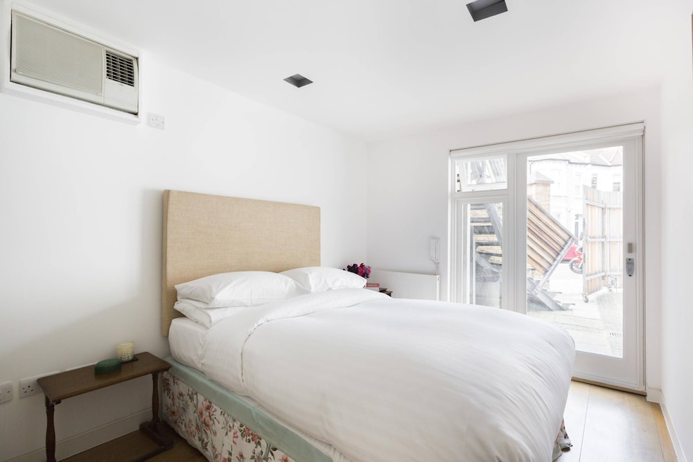 Gironde Road by Onefinestay