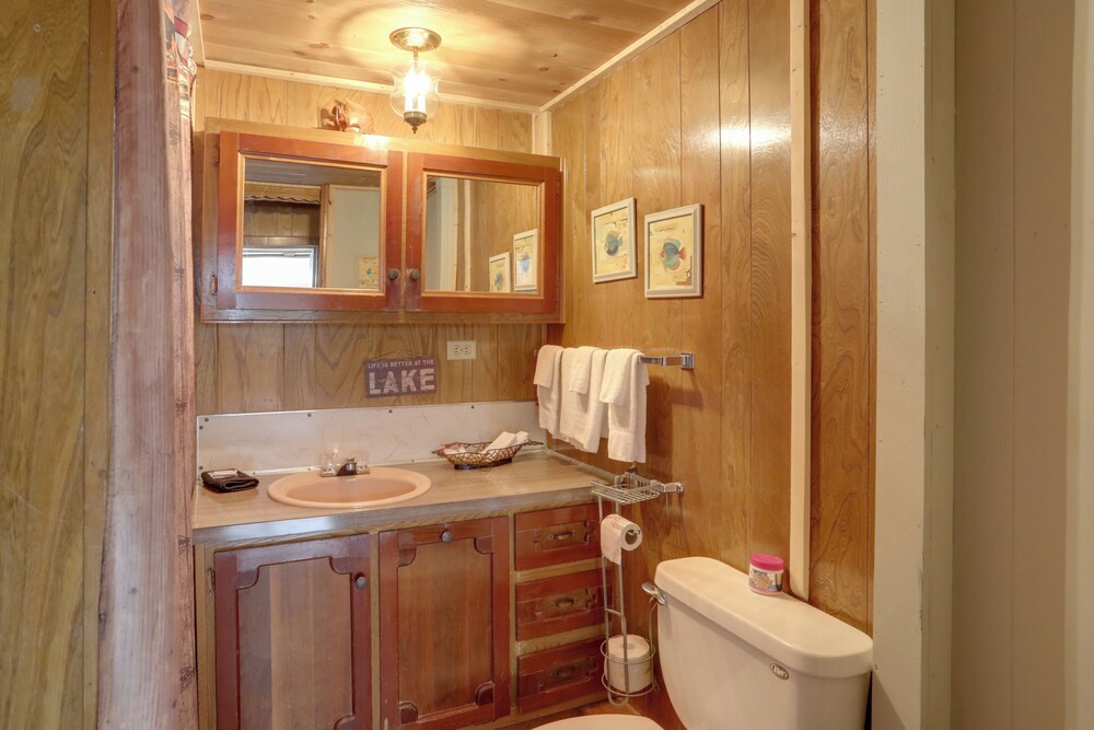 Greers Ferry Lake Escape: Cabin w/ Pool Access