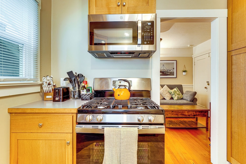Inviting 1BR Patio Full Kitchen