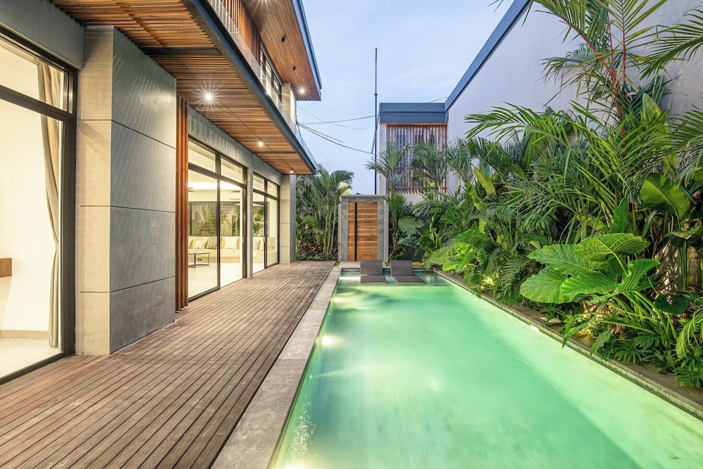 Tropical Elegance 5BR Canggu Villa Near Beach