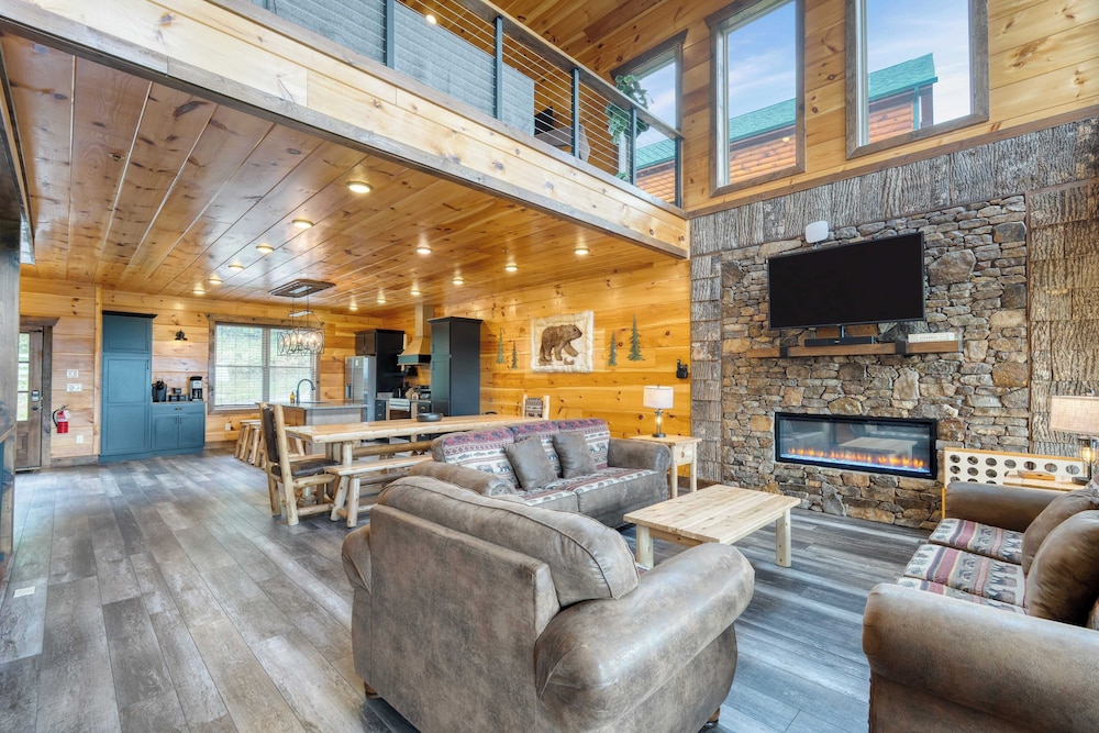 2 Homes Firefly Trail Way by Avantstay Sleeps 28, Indoor Pool + Hot Tub + Movie Theater & Game Room