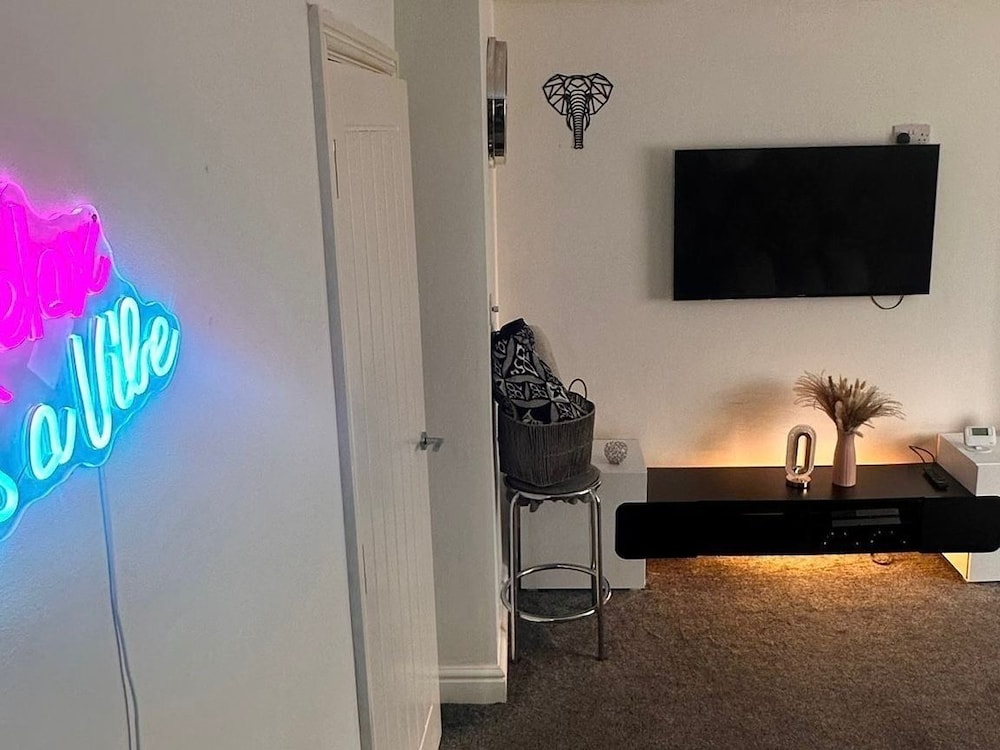 Bradford Vacations - The Hideaway Home BD5 - 2 Bed Lovely Modern House - Property Image 12