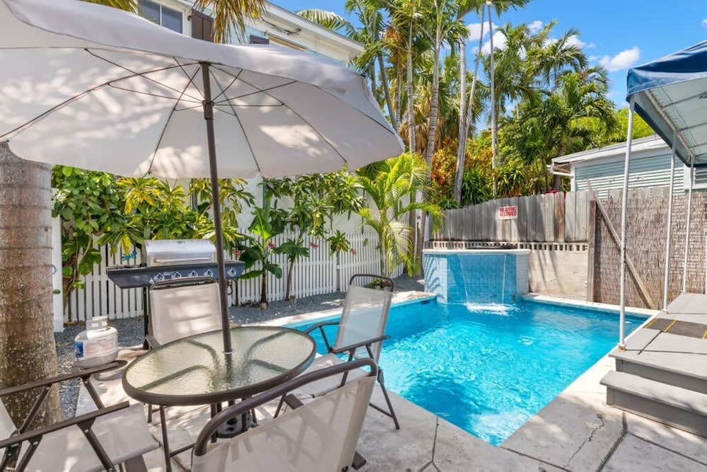 Poolside Retreat by Brightwild Cottage w Pool view 4