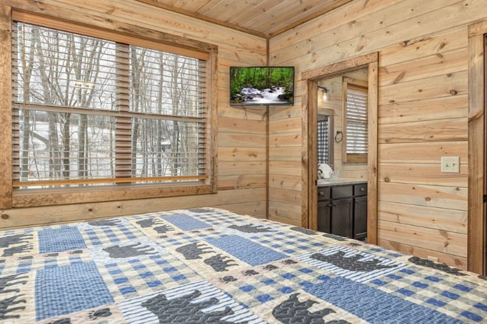 Lux Cabin Smoky Mtn View Dog Friendly Hot Tub