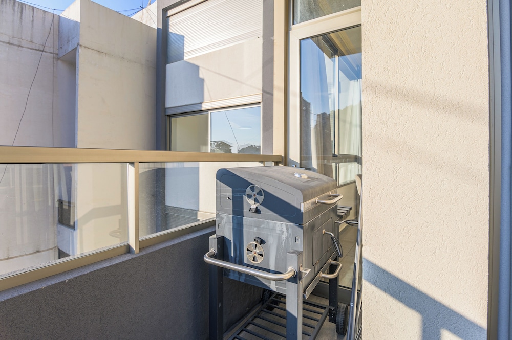 Elevate - Sleek 2-BR Apt by Santa Maria, Jal el Dib
