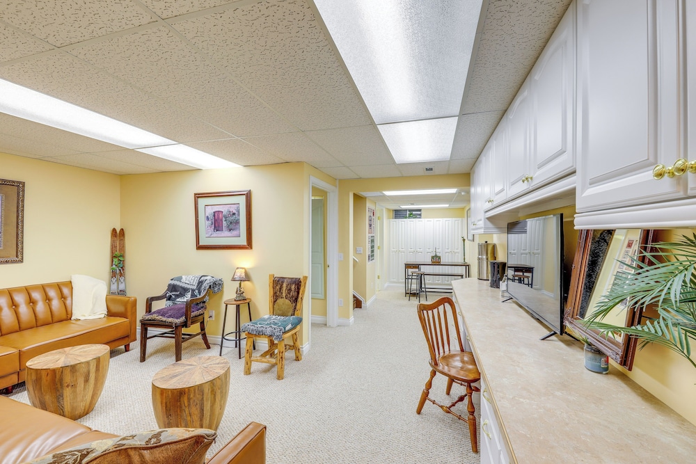 Walk to Happy's Inn & Lake Access: Libby Apartment