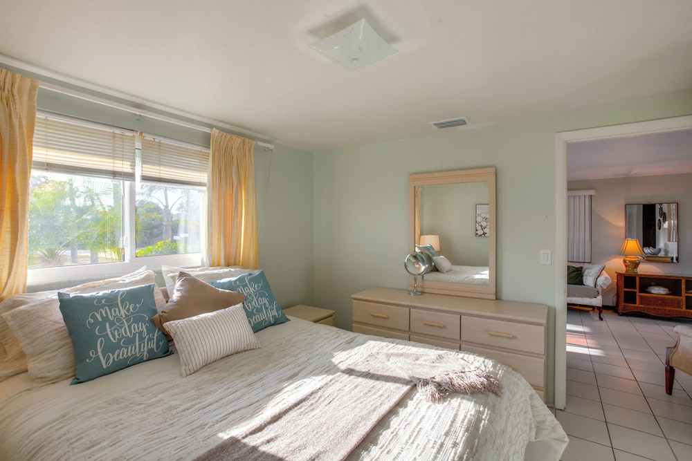 3 Mi to Beach! Sunny Englewood Retreat w/ Lanai