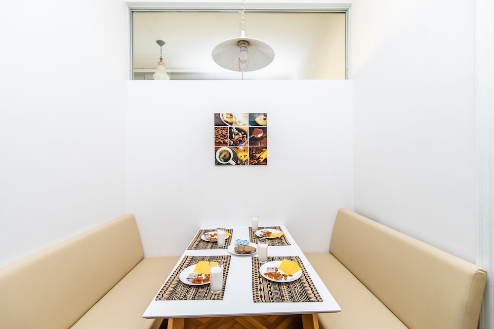 Bright and Sunny Apartment in The City Center!