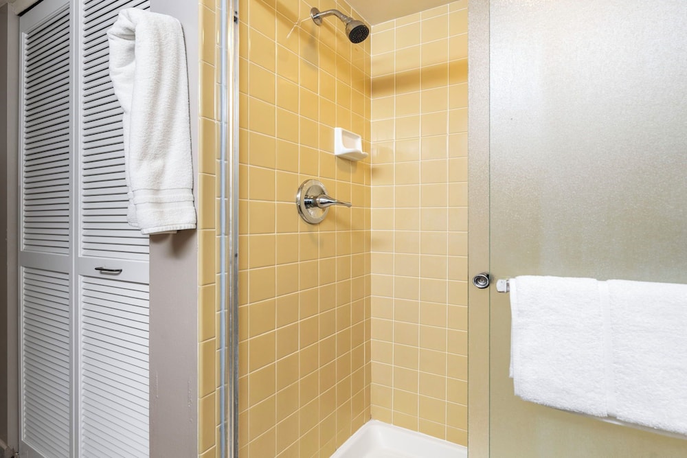 2br, 2BA Condo Across From Magic Sands Pool, AC, Tennis & Bbqs - Vrkcv