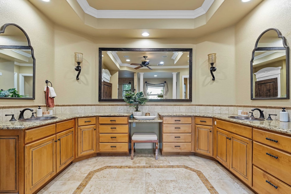 Hilltop Estate w/ Pool, Hot Tub, Fire Pit, Views Cleveland Vista by Avantstay