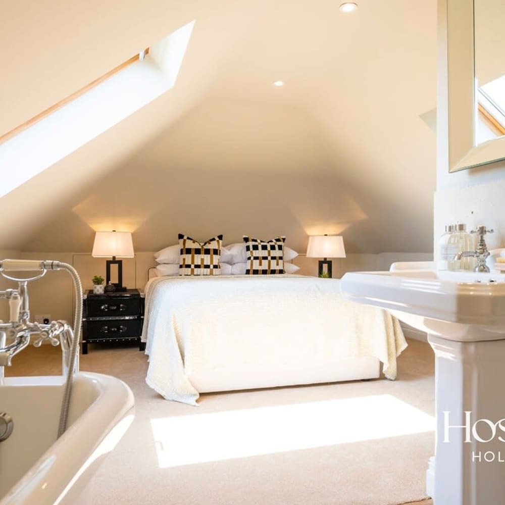 Luxurious 4 Bedroom Vineyard Villa Stanlake Park view 3