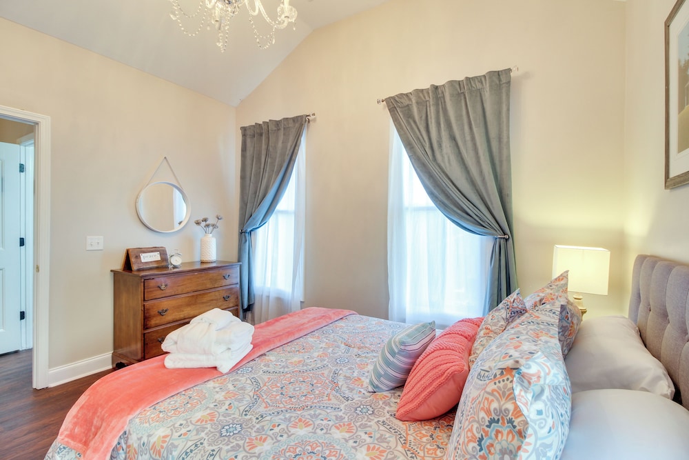 Chic Thomas Square Home in Walkable Location! view 4