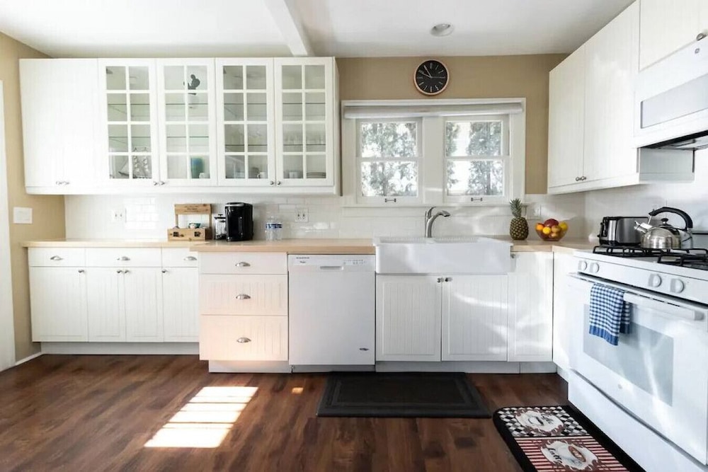 Updated 2BR House in Glendale With Private Fenced Yard Parking p2